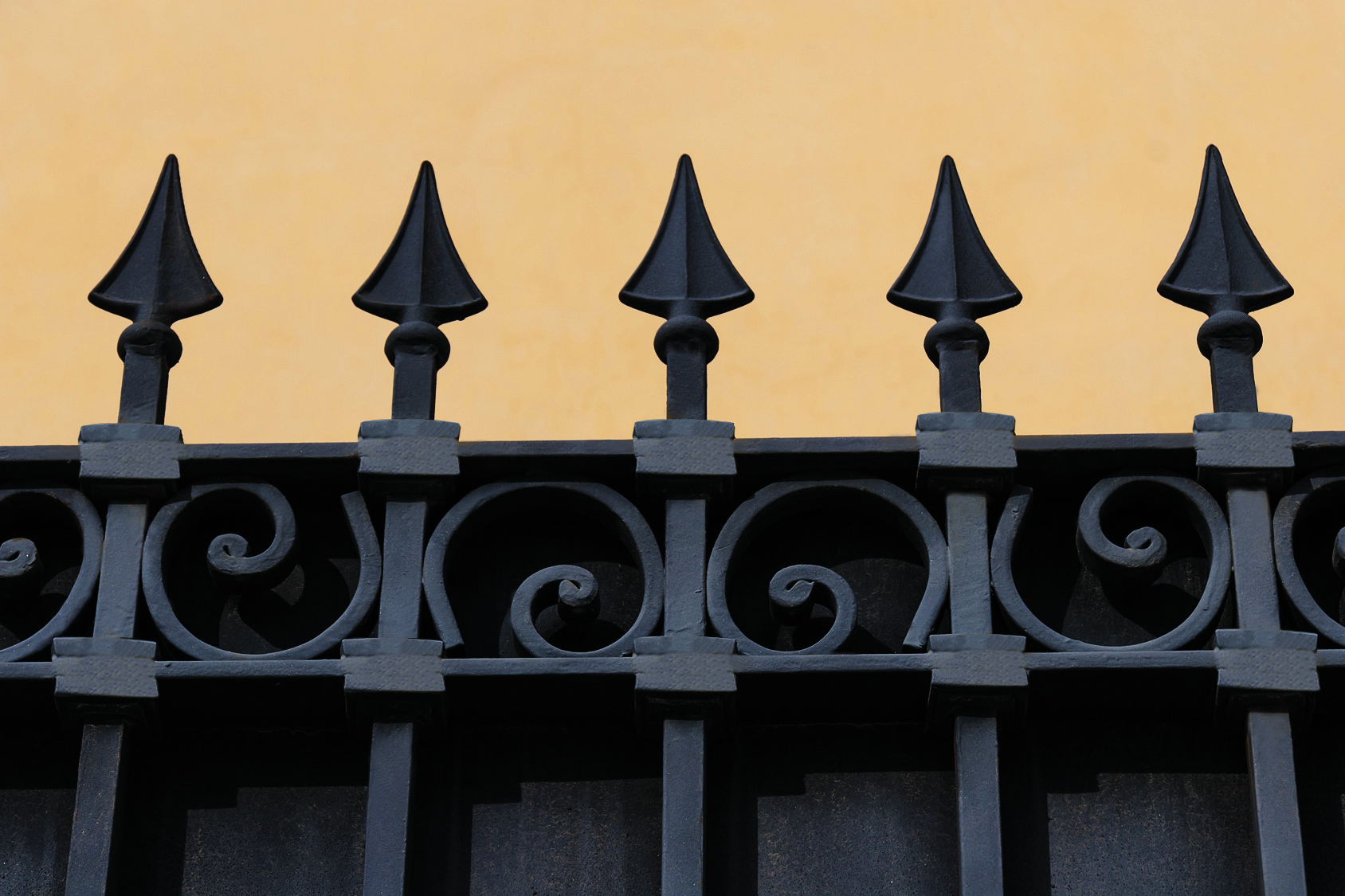 Výber 14 farebných odtieňov s atraktívnym liatinovým vzhľadom. Možnosť individuálnych receptúr. Pri požiadavke na vyššiu mechanickú a chemickú odolnosť náteru je možné tónovať do špeciálnej "PUR" bázy.